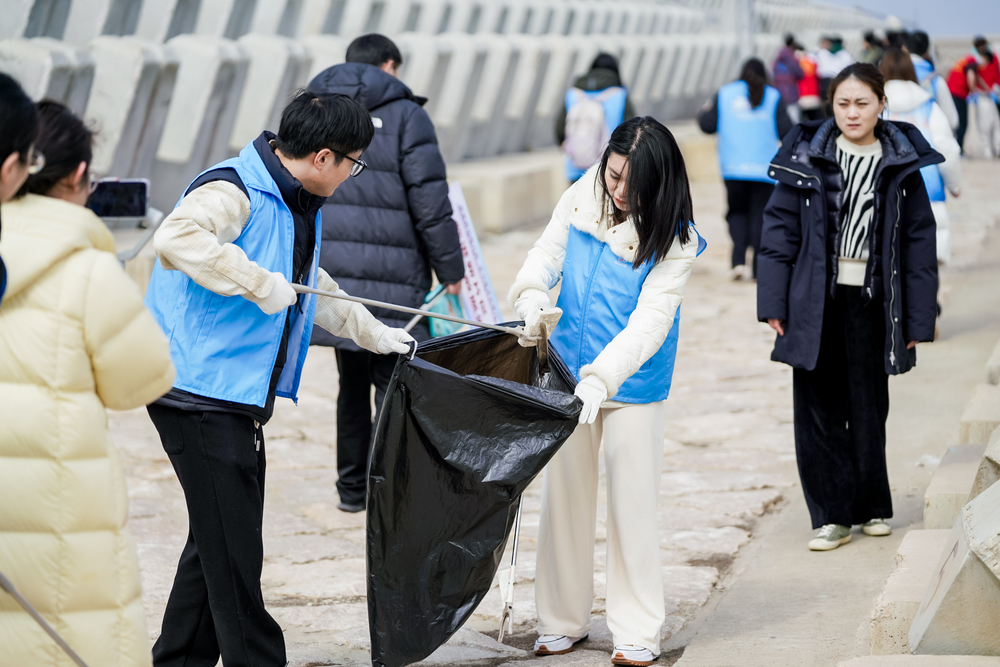 志愿者进行海滩垃圾清理